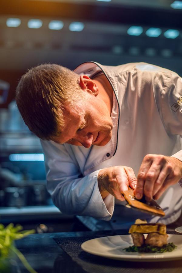 Faehrhaus Koblenz 호텔 외부 사진 Chef preparing a dish